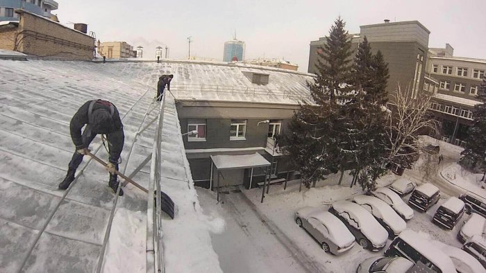 Уборка кровли от снега и наледи