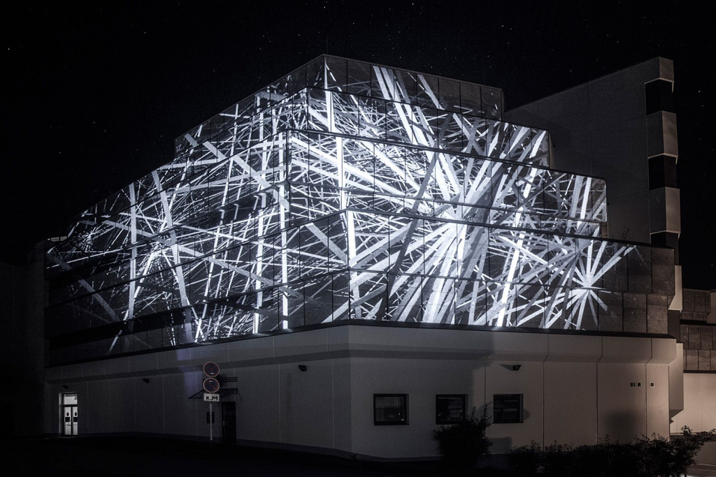 e93b021cd2877482991b5dec8ec7e199.jpg video projection on the facade of a shopping center for the New Year